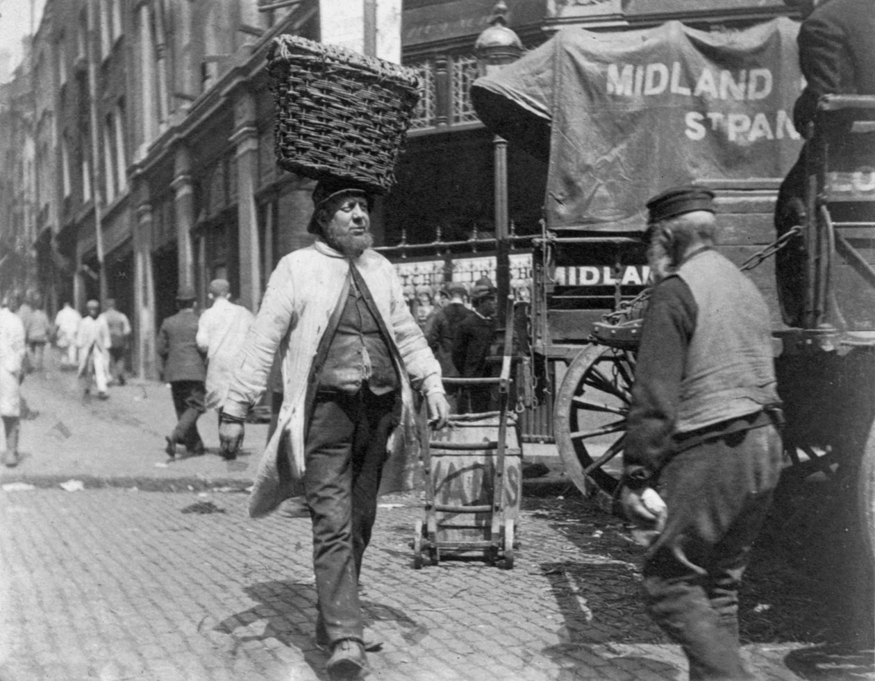 Kalanportterit Billingsgate Marketilla Lontoossa, 1893. tekijältä Paul Martin
