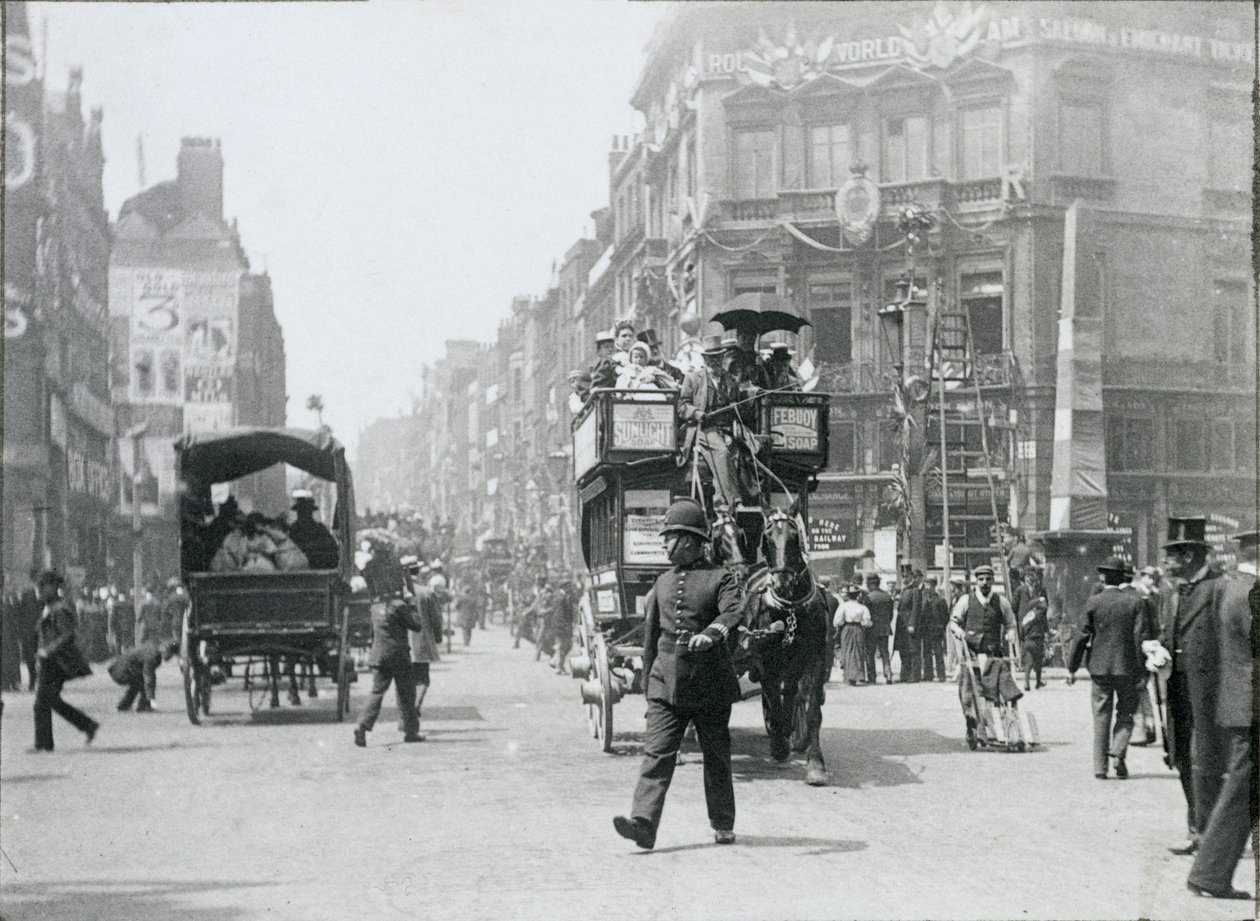 Ludgate Circus, Lontoo, valmisteltu kuningattaren juhlapäivää varten, 1897 tekijältä Paul Martin