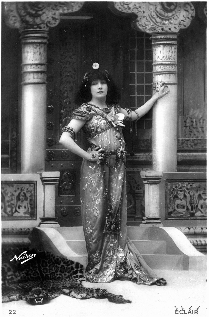 Henriette Rosine Bernard eli Sarah Bernhardt (1844-1923) Izëylinä, postikortti tekijältä Paul Nadar