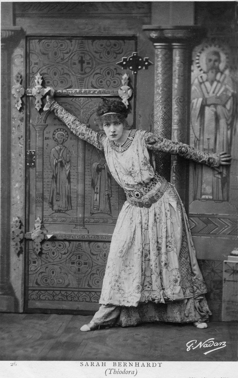 Henriette Rosine Bernard eli Sarah Bernhardt (1844-1923) kohtauksessa "Théodora", Victorien Sardoun näytelmä vuonna 1884 (m/v kuva) tekijältä Paul Nadar