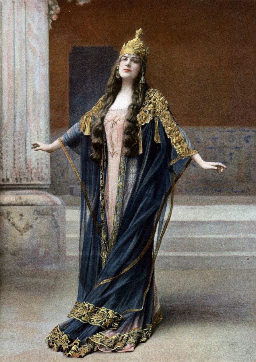 Oopperalaulaja Lucy Arbell (1882-1947) kuningatar Amahellin roolissa oopperassa "Bacchus", Pariisi, kuva Nadar ranskalaisesta lehdestä "Le Theatre" heinäkuu 1909 tekijältä Paul Nadar