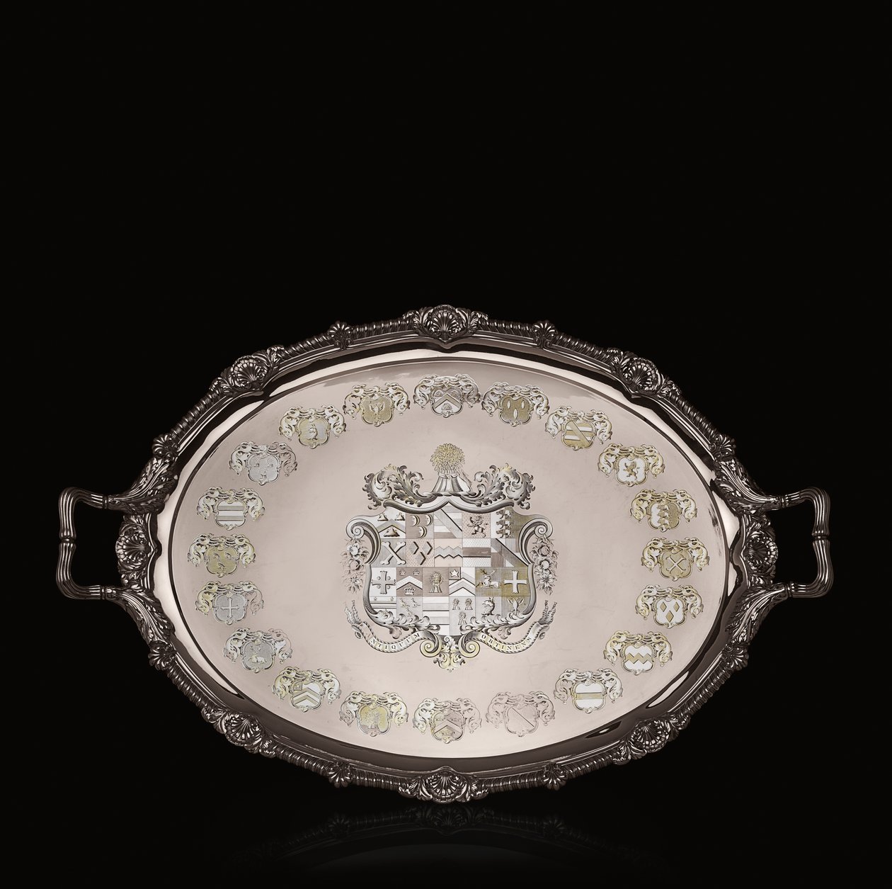 George III -teetarjotin heraldisella kaiverruksella tekijältä Paul Storr