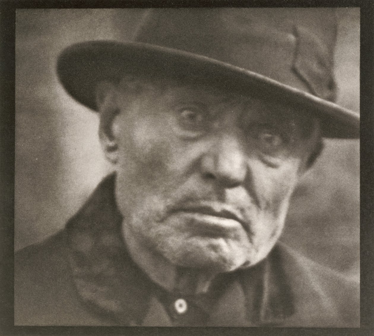 Valokuva - New York [Mies - Five Points Square] tekijältä Paul Strand