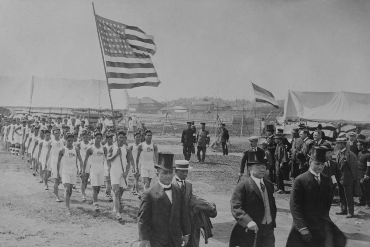 Amerikkalaiset ja filippiiniläiset urheilijat marssivat japanilaisten arvohenkilöiden takana Kaukoidän mestaruuskisoissa tekijältä Paul Thompson