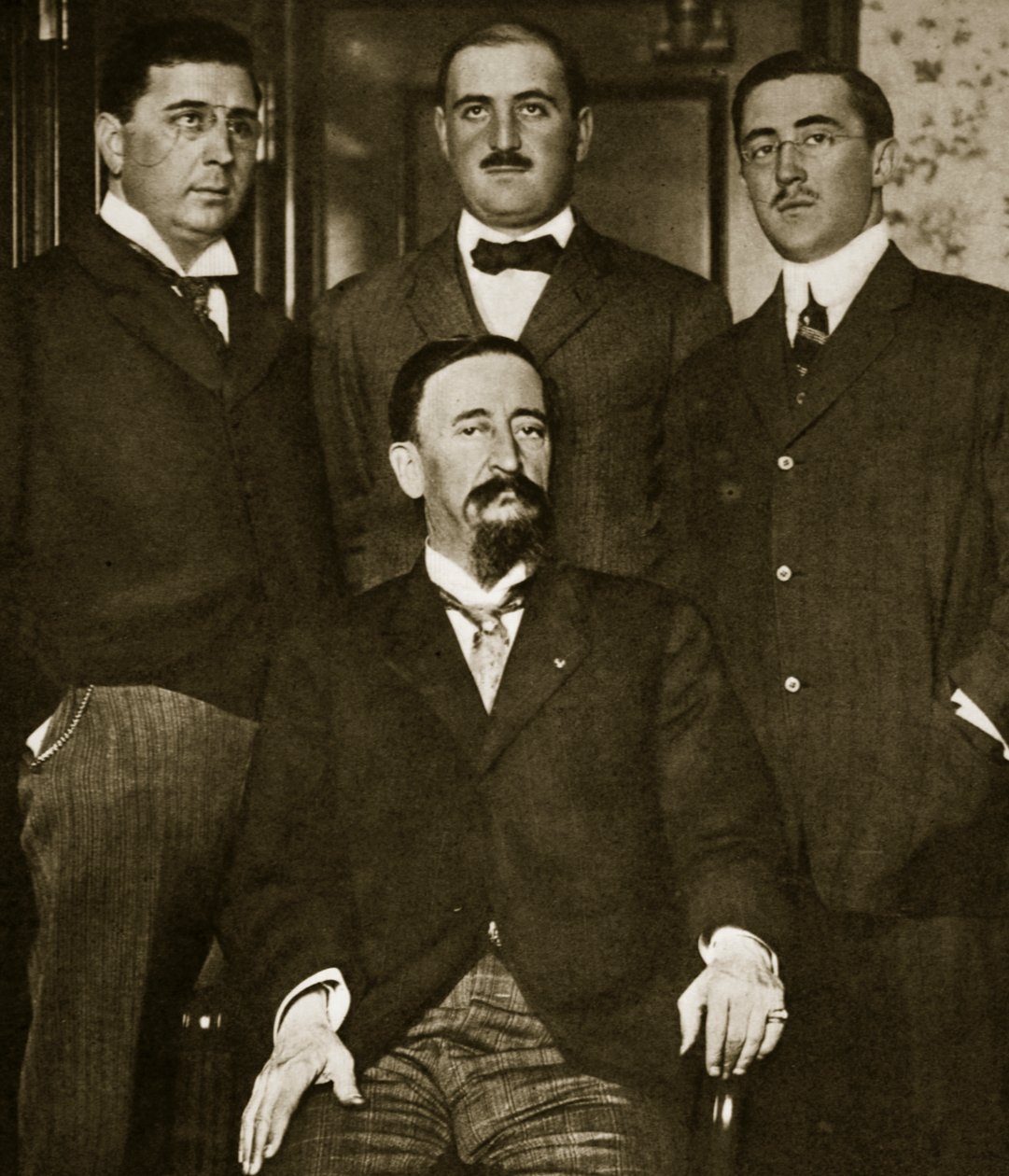Francisco Madero ja kolme hänen poikaansa, Gustavo, Gabriel ja Evaristo, Astor-hotellissa New Yorkissa maaliskuussa 1911 tekijältä Paul Thompson