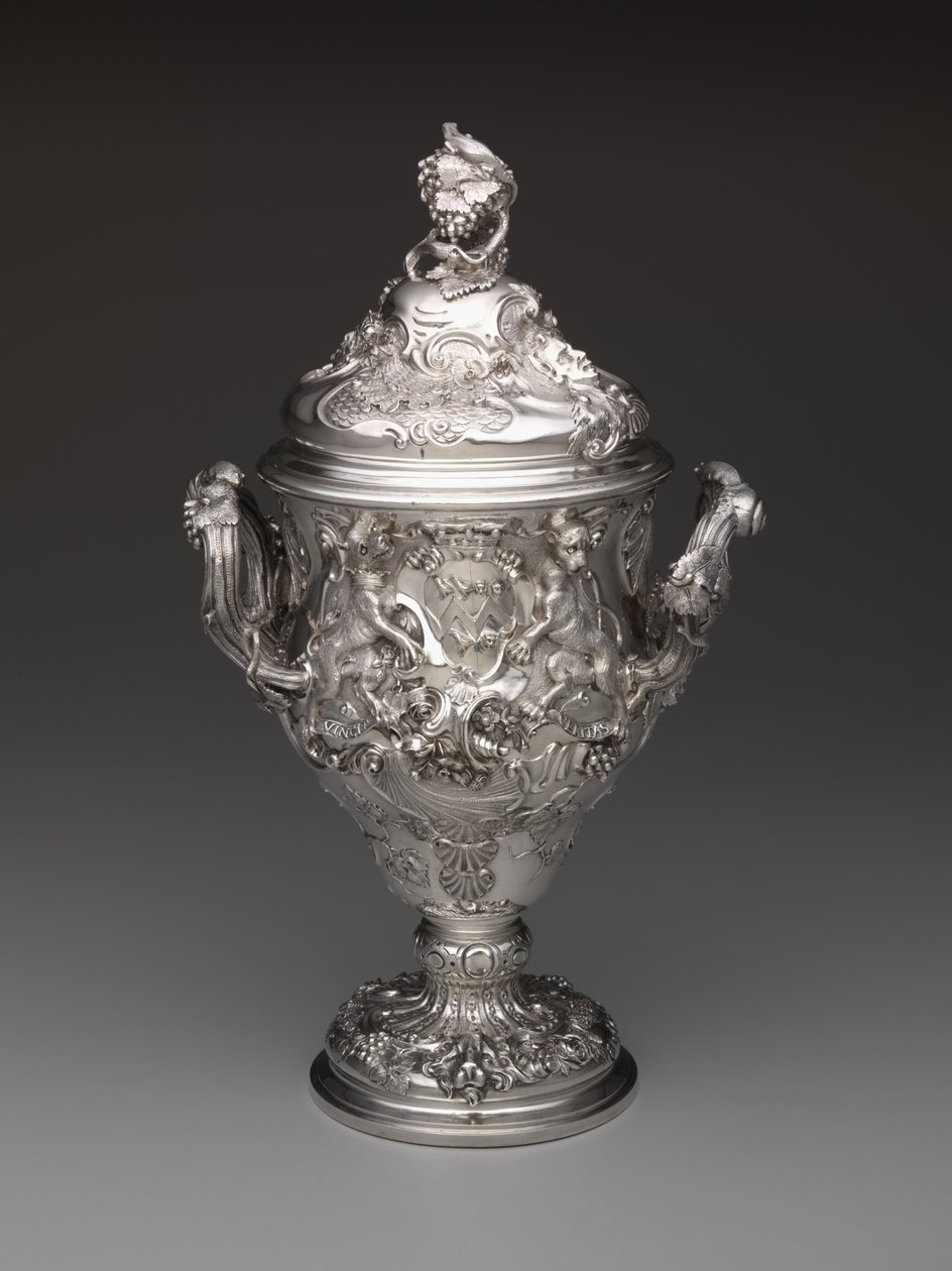 Covered Cup, 1742 tekijältä Paul de Lamerie