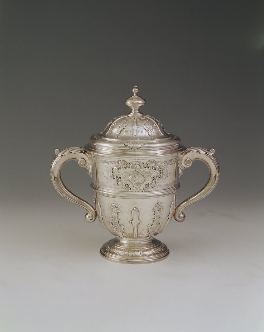 Kaksikahvainen kuppi ja kansi, 1730-31 tekijältä Paul de Lamerie