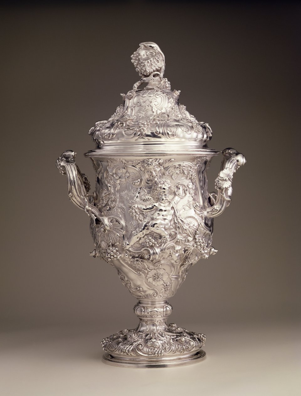 Kaksikahvainen kuppi ja kansi, 1742-43 tekijältä Paul de Lamerie