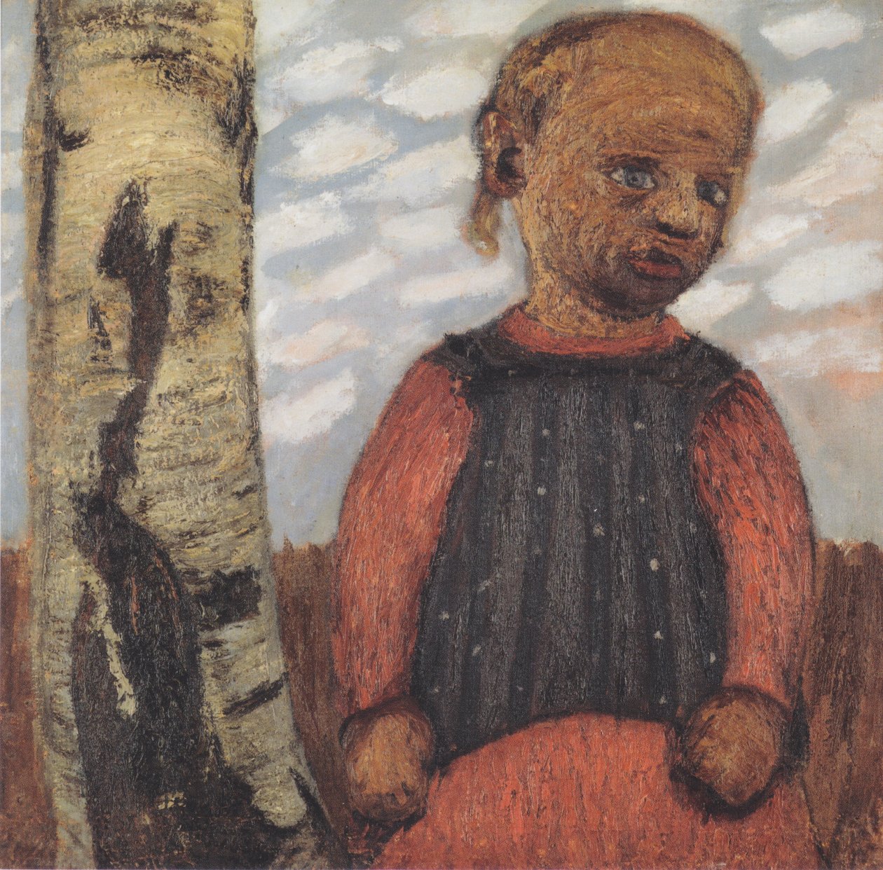 Tyttö punaisessa mekossa puunrungolla pilvisen taivaan edessä tekijältä Paula Modersohn Becker