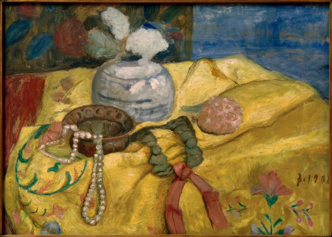 Asetelma keltainen huopa ja inkivääri ruukku kukkien kanssa tekijältä Paula Modersohn Becker