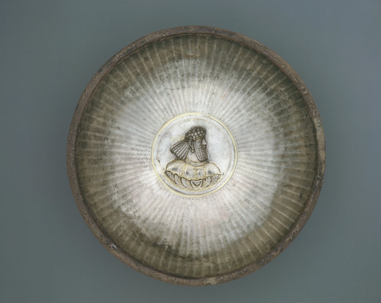 Bowl, Iran, Sasanian kausi (hopea ja kullattu) tekijältä Persian