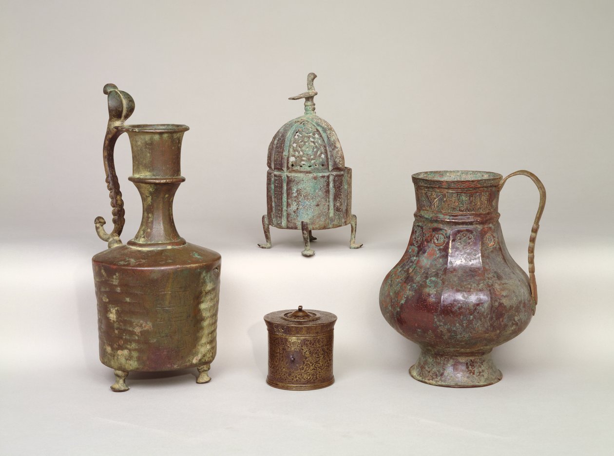 Suitsutin, uuni, musteastia ja 1100-1200-luvun kannu (pronssi) tekijältä Persian School
