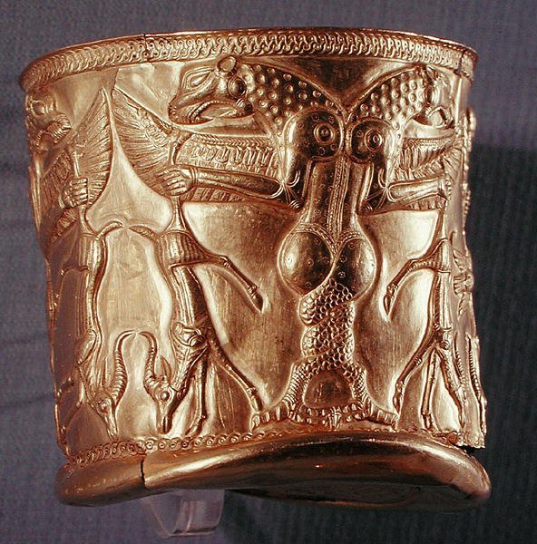 Mytologisilla olennoilla koristeltu pikari, Luoteis-Iran, noin 1200-1100 eKr. (electrum) (katso myös 65167) tekijältä Persian School