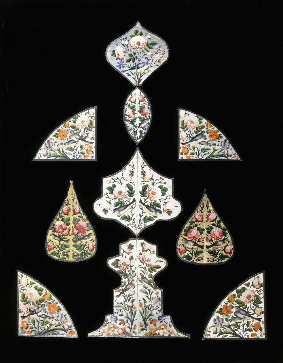 Kymmenen Qajar-peilimaalauksen ryhmä, koristeltu erilaisilla kukilla ja istuvilla lintuilla, 1800-luvun alku tekijältä Persian School