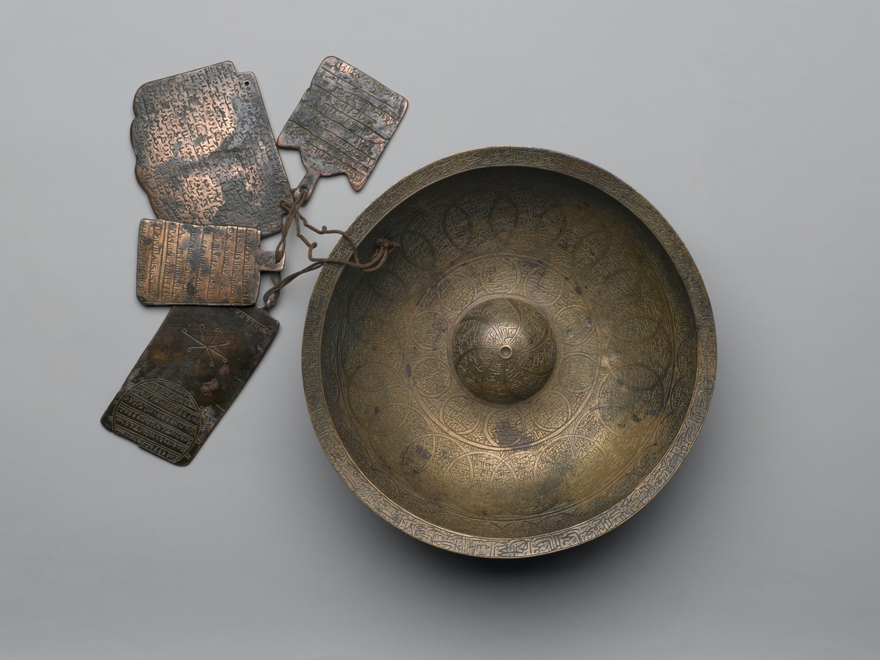 Chihil Kilid -ennustuskulho, jossa kirjoituksia, horoskooppimerkkejä ja neljä plakettia, 1679 (kupariseos) tekijältä Persian School