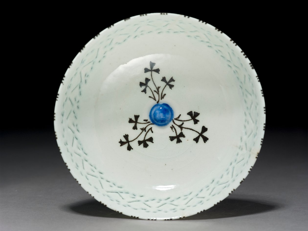 Gombroon Bowl, Iran, Safavid-kausi, (kivitahnaa lävistetyllä koristeella ja mustalla aluslasituksella) tekijältä Persian School