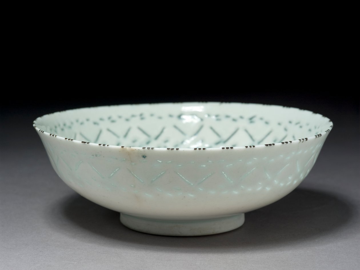 Gombroon Bowl, Iran, Safavid-kausi (kivitahna, jossa on lävistetty koristelu ja musta aluslasi) tekijältä Persian School