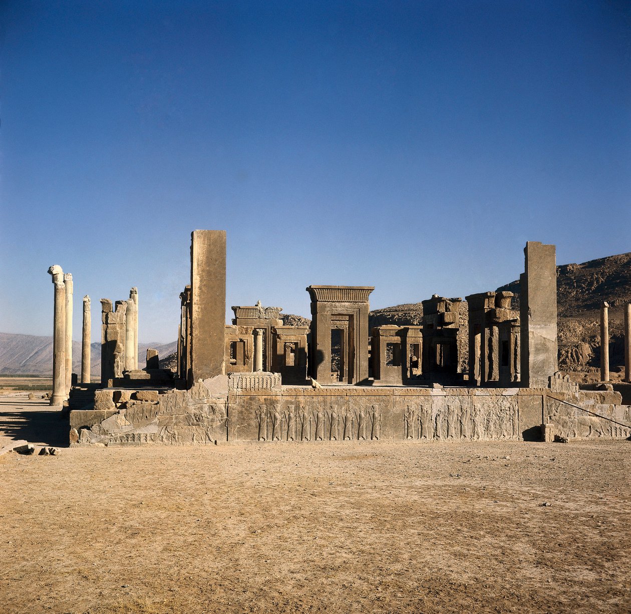 "" Darius I:n palatsi (550-486 eKr.) Persepoliksessa (Iran) ", Aimenidien Persian valtakunnan paikka. 6.-5. vuosisadalla eKr tekijältä Persian School