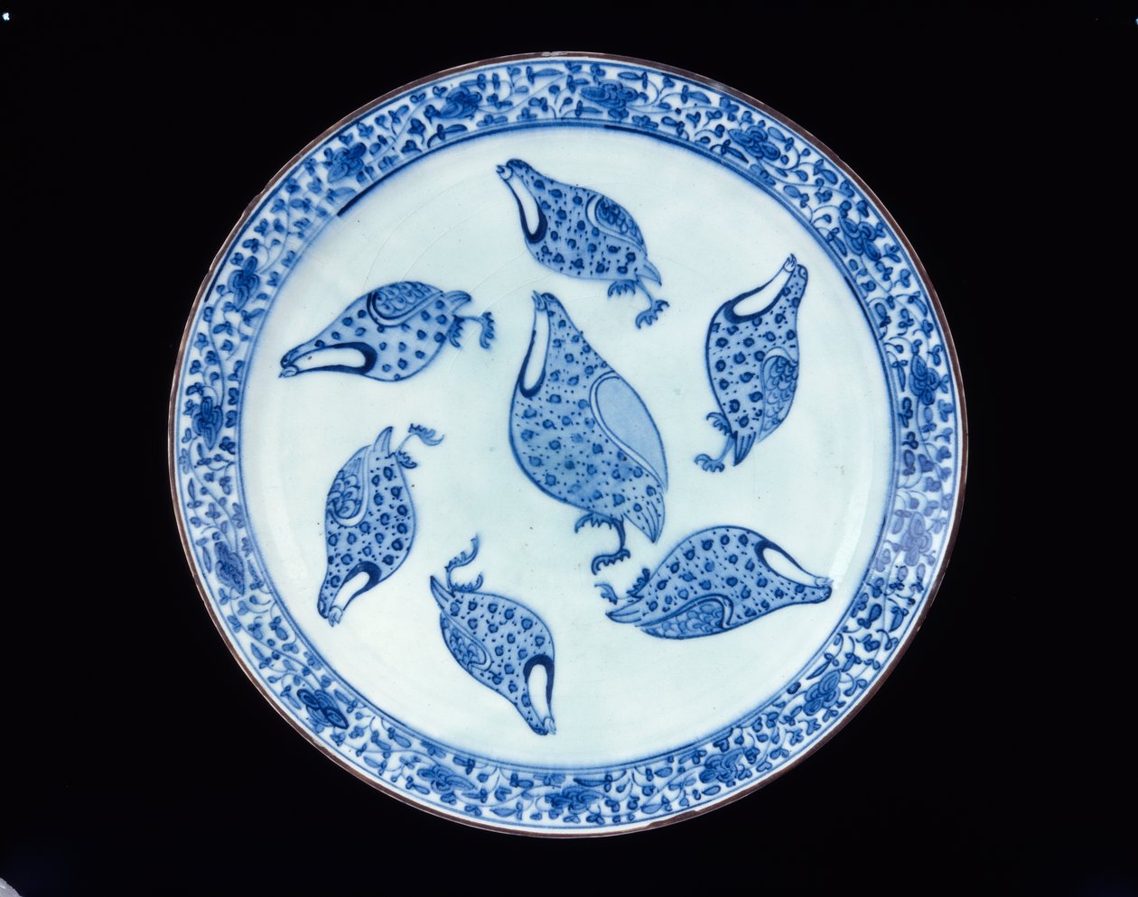 Partridge Dish, Iran, Safavid-kausi, 1700-luku (kivitahna, sininen lasituksen alla) tekijältä Persian School