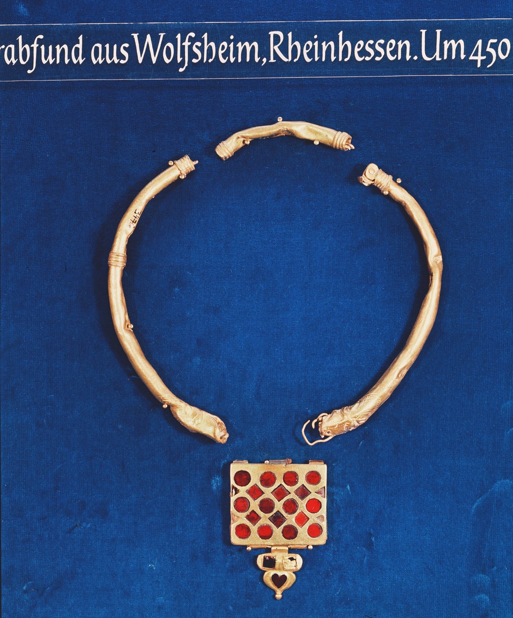 Riipus, Wolfsheimin hautaaarresta, n. 378 (kulta) tekijältä Persian School