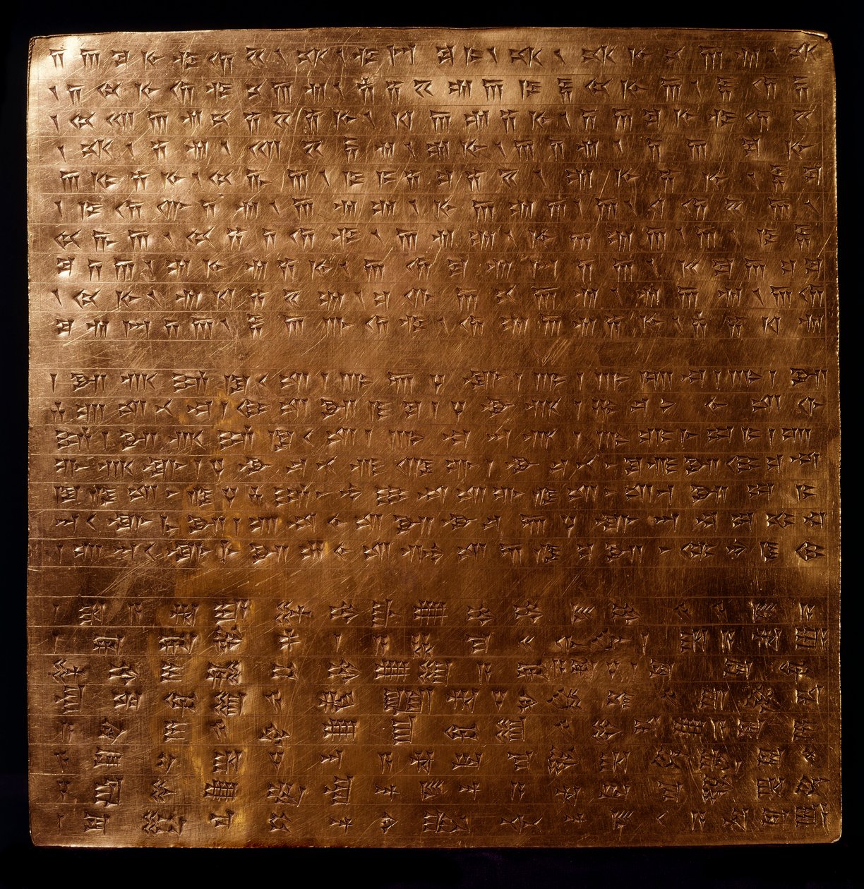Persian valtakunta: kuningas Rouenide Dareios I:n (550-486 eKr.) kultalevy, johon on kaiverrettu nuolenpääkirjoitus, 550-500 eKr., Persepolis, Arkeologinen museo, Teheran - Persian valtakunta: Akhemenidien kuninkaan Dareios I:n (550-486) kultalevy eKr.) ka tekijältä Persian School