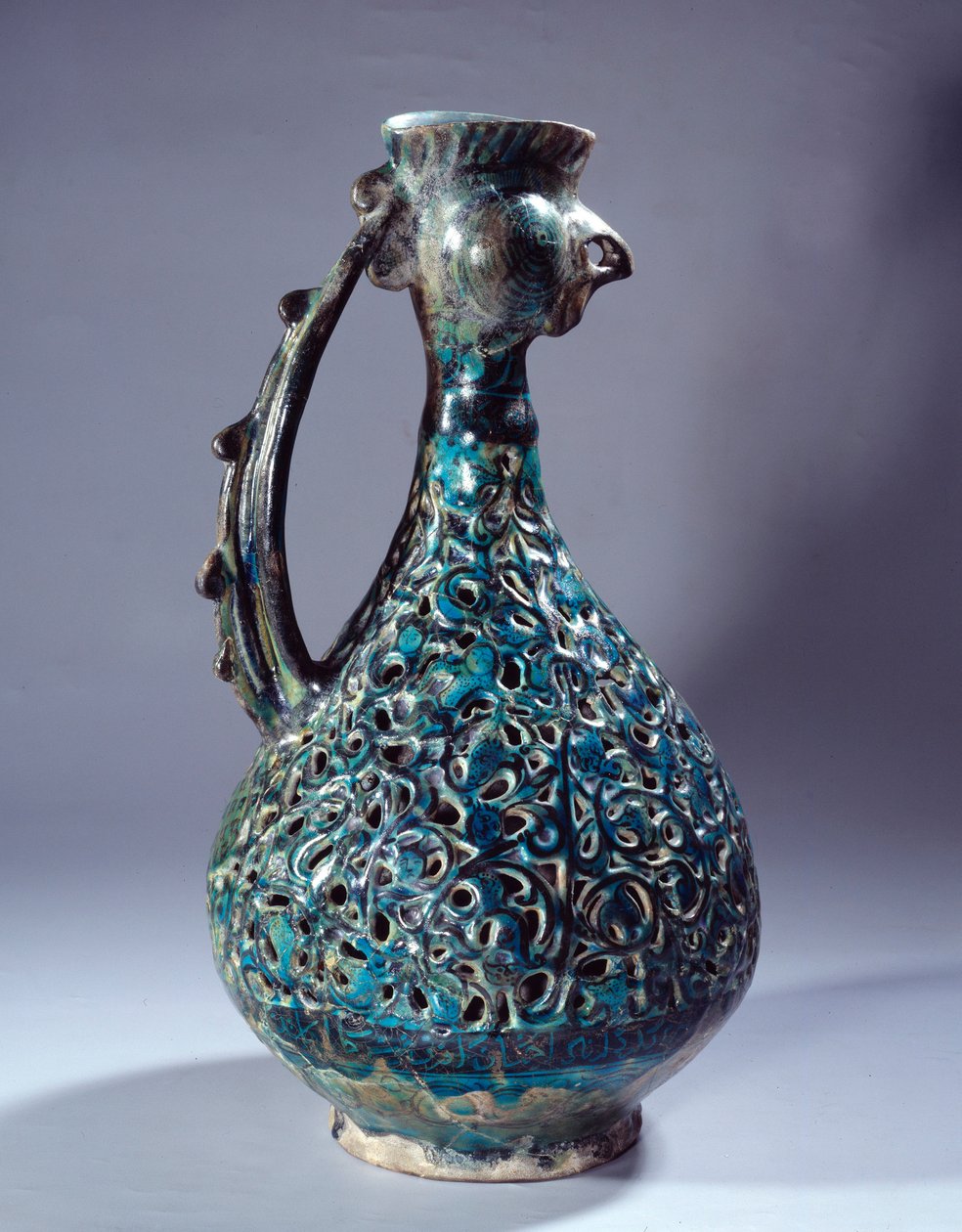 Persialainen taide: keraaminen akvamariini kukonpäällä ja Waq Waq -puun inspiroimilla koristeilla. Kashanista. 1200-luvun Pariisi, Louvre-museo tekijältä Persian School