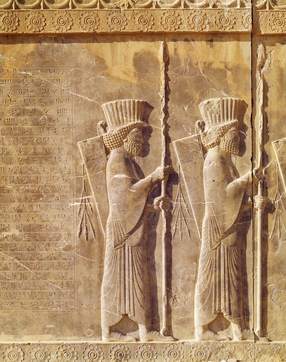 Relief, joka kuvaa kahta jousiampujaa ja muinaista persialaista kaiverrusta Dariuksen palatsin portaikoista, Achaemenian aikakaudella, 6.-5. vuosisadalla eKr. tekijältä Persian School