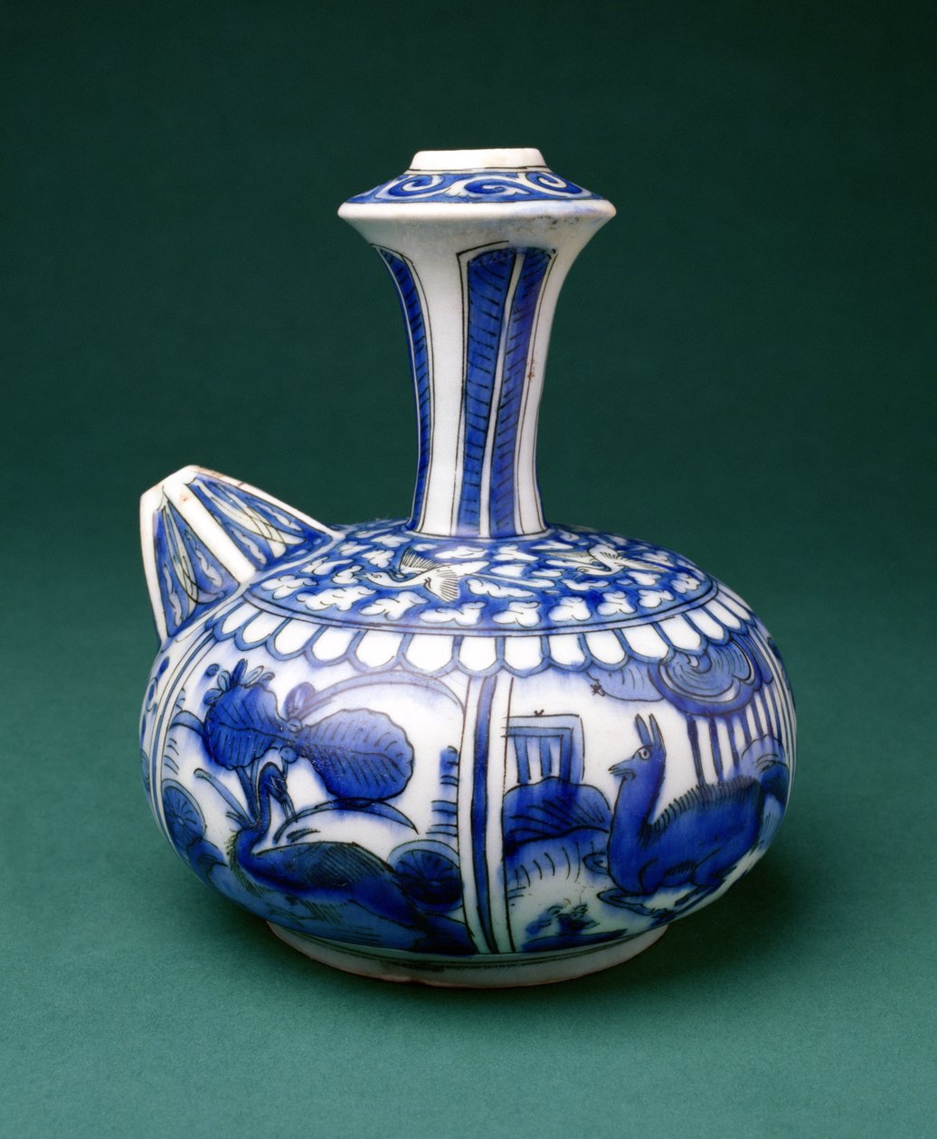 Safavid Sinivalkoinen Kendi, 1600-50 (lasituksen alle maalattu keramiikka) tekijältä Persian School