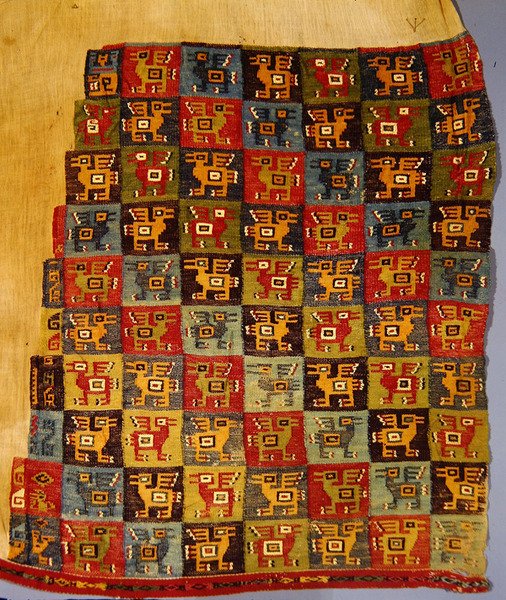 Lintutekstiili, Tiahuanaco (laamavilla) tekijältä Peruvian School