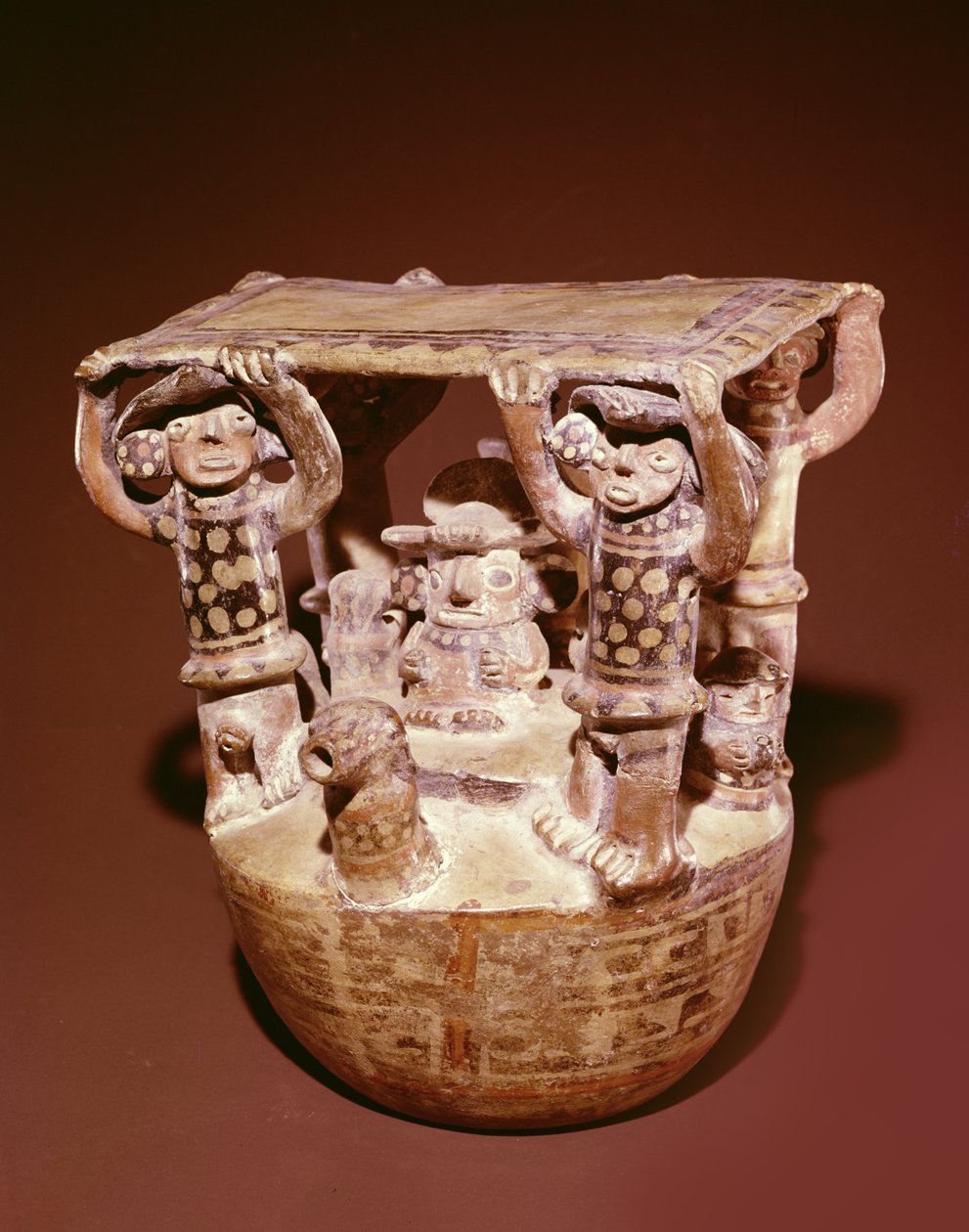 Jumaluus valtaistuimella katos hovimiesten tukemana, Recuay Culture (keramiikka) tekijältä Peruvian School