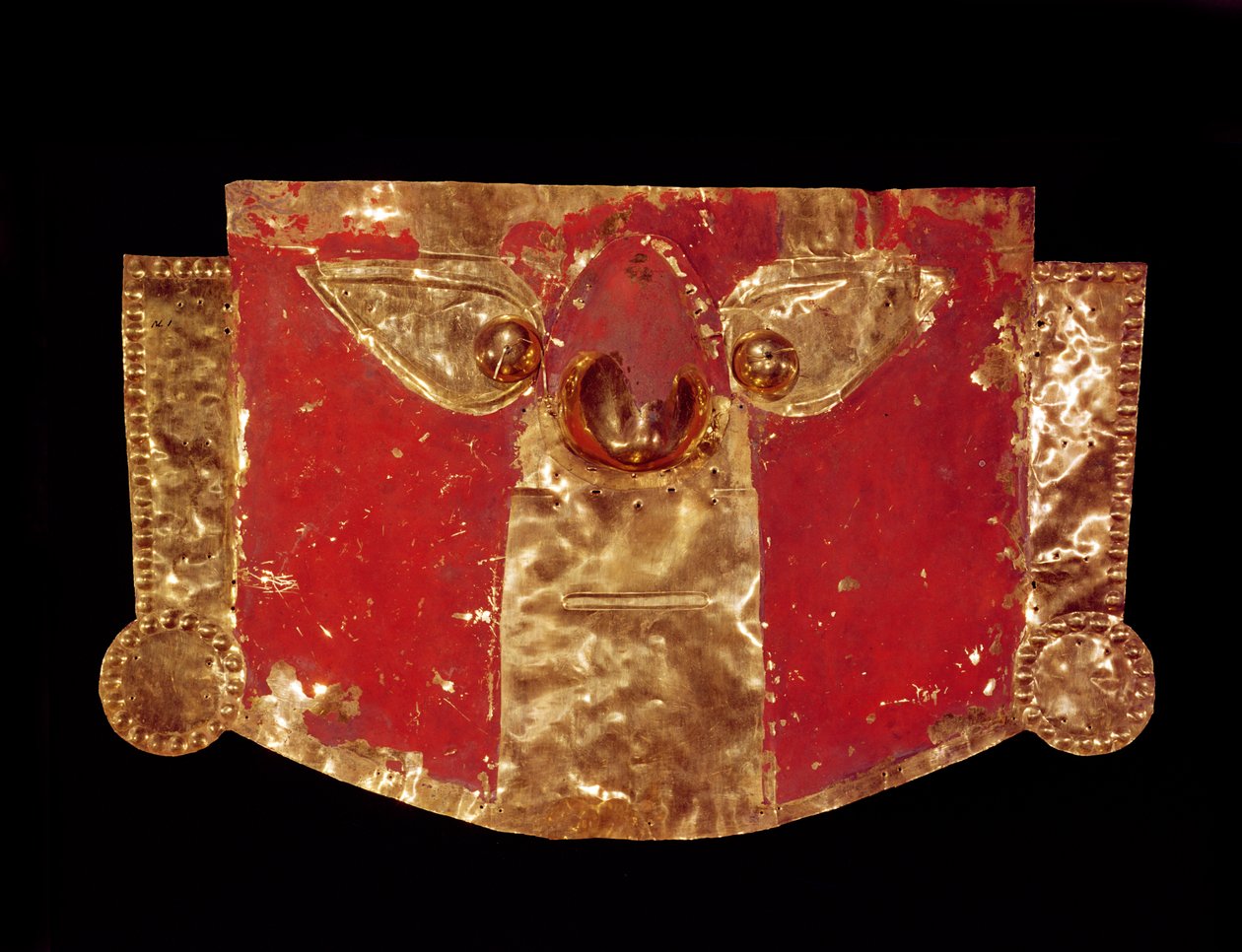 Inka-naamio (kulta punaisella maalilla) tekijältä Peruvian School