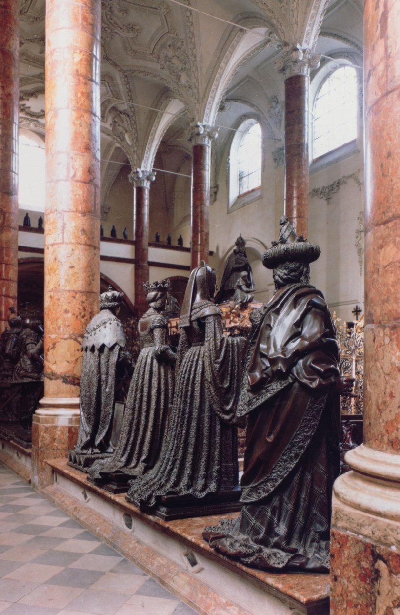 Maximilian I:n (1459-1519) hauta, näkymä neljästä pronssisesta surejahahmosta, mahdollisesti esi-isistä, sukulaisista tai aikalaisista, Gilg Sesselschreiberin piirre tekijältä Peter (workshop of) Vischer