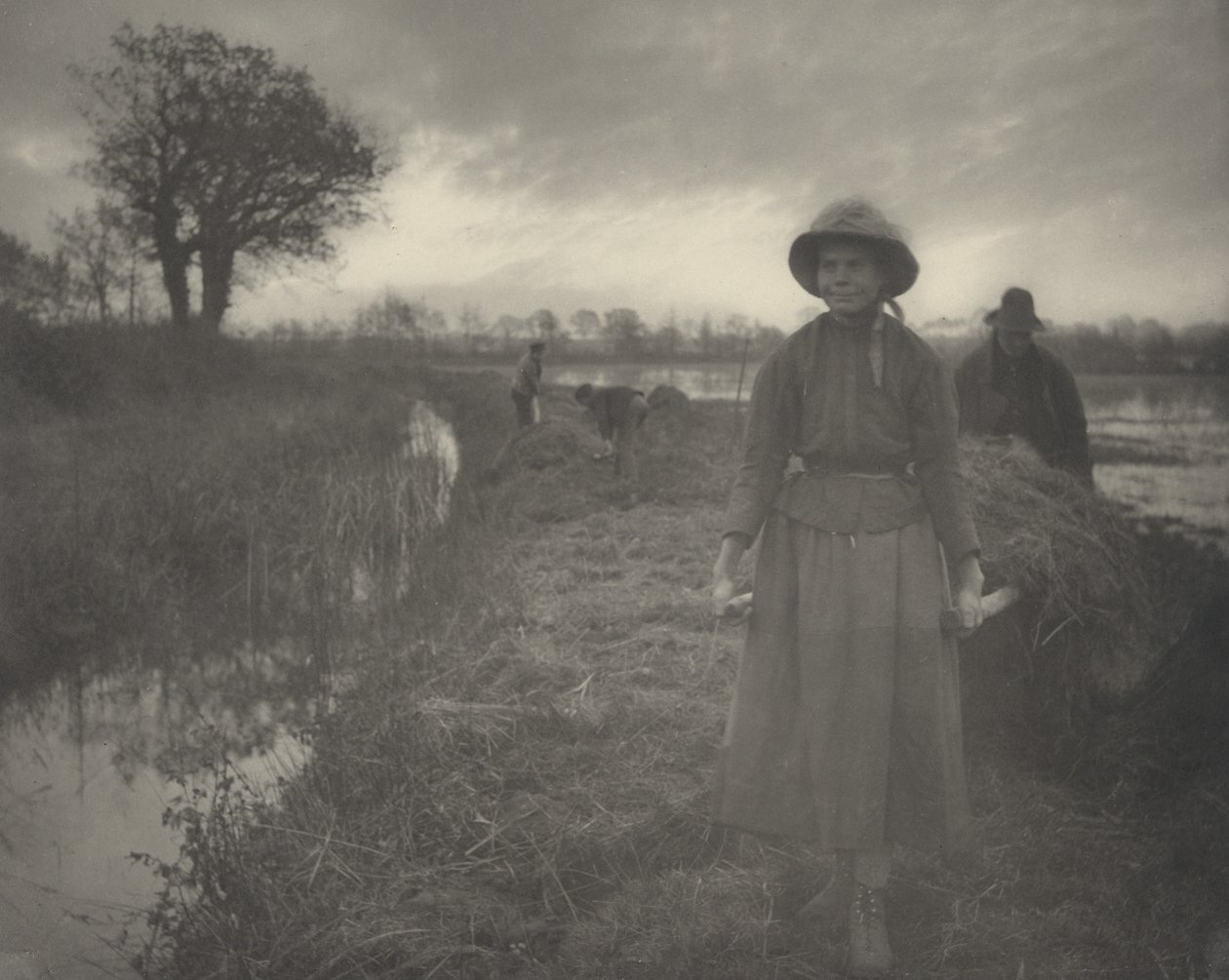Poling the Marsh Hay, 1886. Tekijät: Tri Peter Henry Emerson, Thomas Frederick Goodall. tekijältä Peter Henry Emerson, Thomas Frederick Goodall