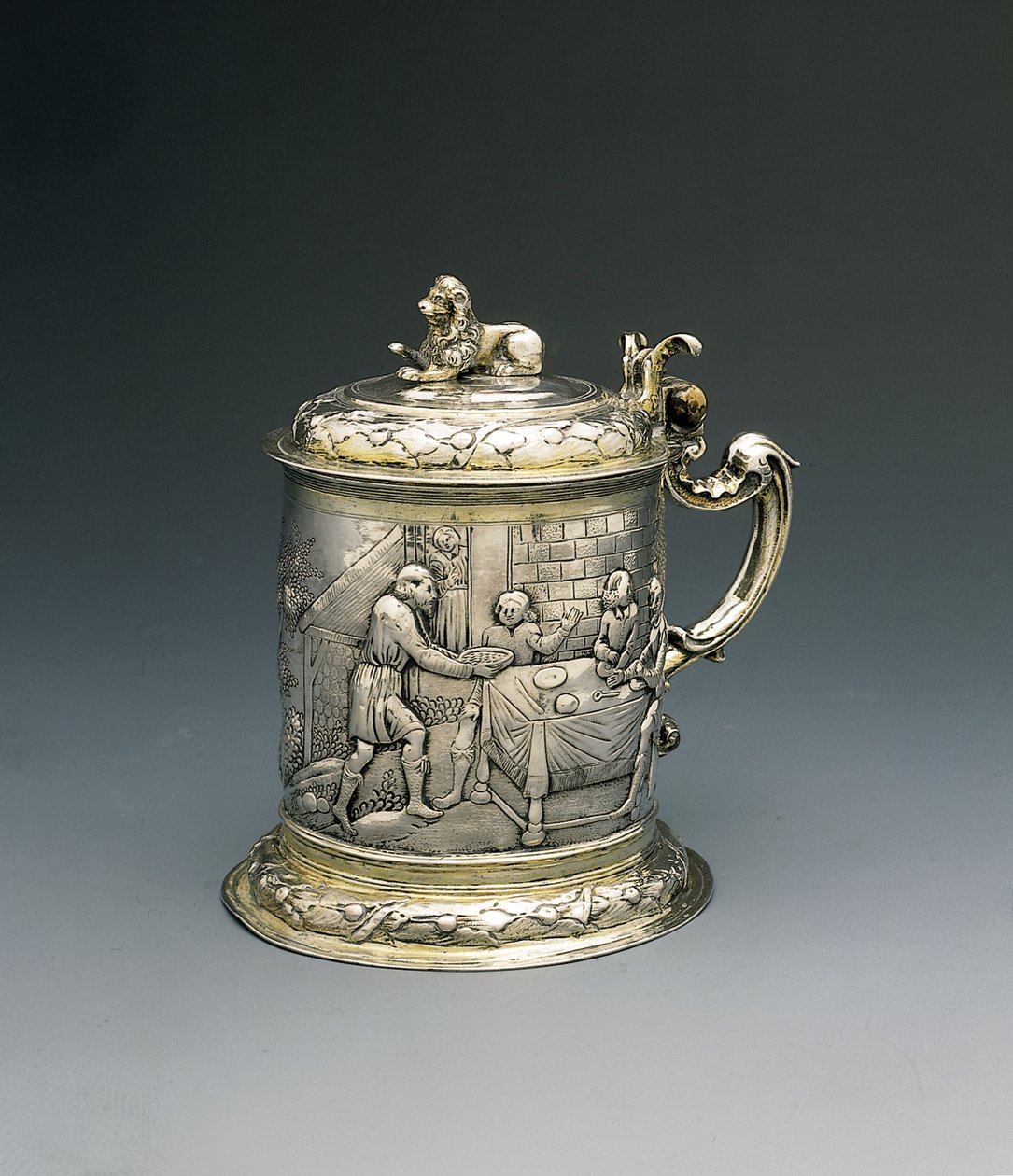 Tankard, ruumisloma ja jahdattu Jaakobin kanssa kamppailemassa enkelin kanssa, sekä Abrahamin ja Saaran kanssa, jotka vieraanvaraisuttavat kolminaisuutta, Danzig, n. 1690 (kullattua hopeaa paketti) tekijältä Peter III Rohde