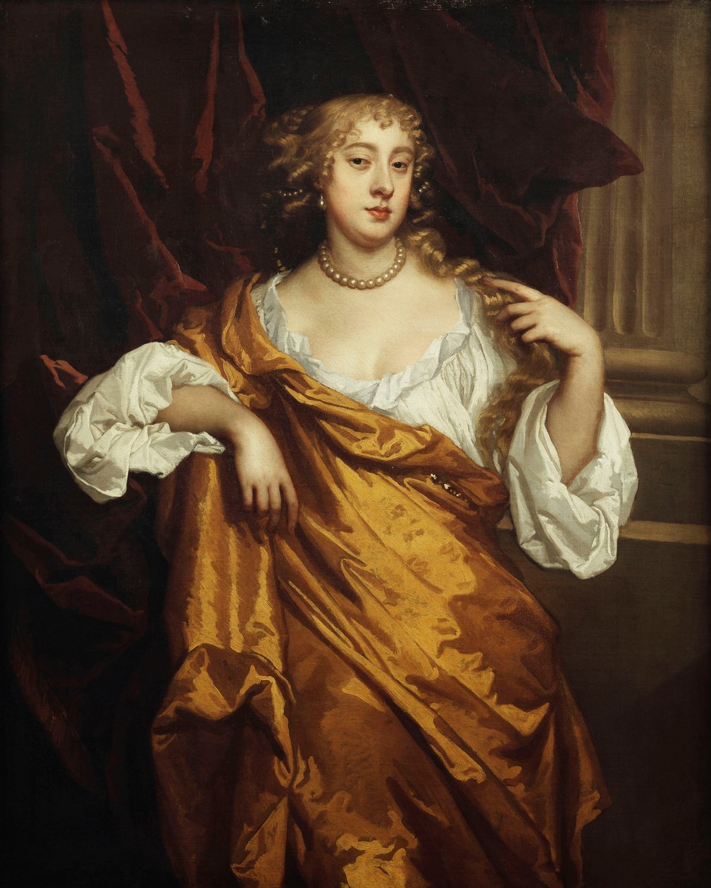 Herran muotokuva. Mary Wharton, seisoo kolme neljäsosaa, valkoisessa asussa ja keltaisessa viittassa kastanjanruskean päällystetyn pylvään vieressä, tekijältä Peter Lely