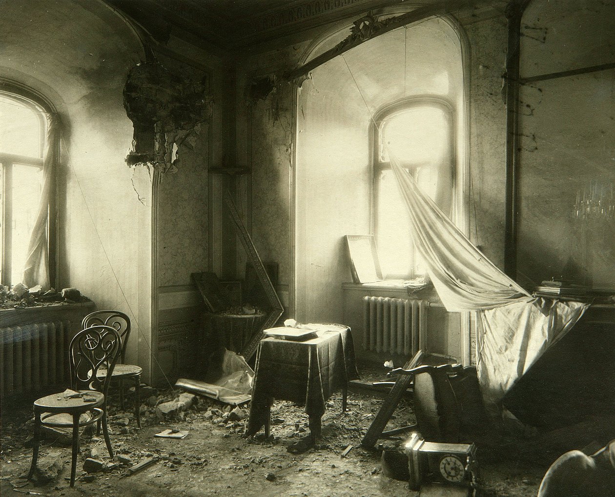 Venäjän vallankumous 1917: Tšudovin luostarin sisustus Moskovan Kremlissä marraskuun 1917 pommituksen jälkeen. Valokuva Pjotr ​​Petrovitš Pavlov (1860-1925) tekijältä Petr Petrovich Pavlov