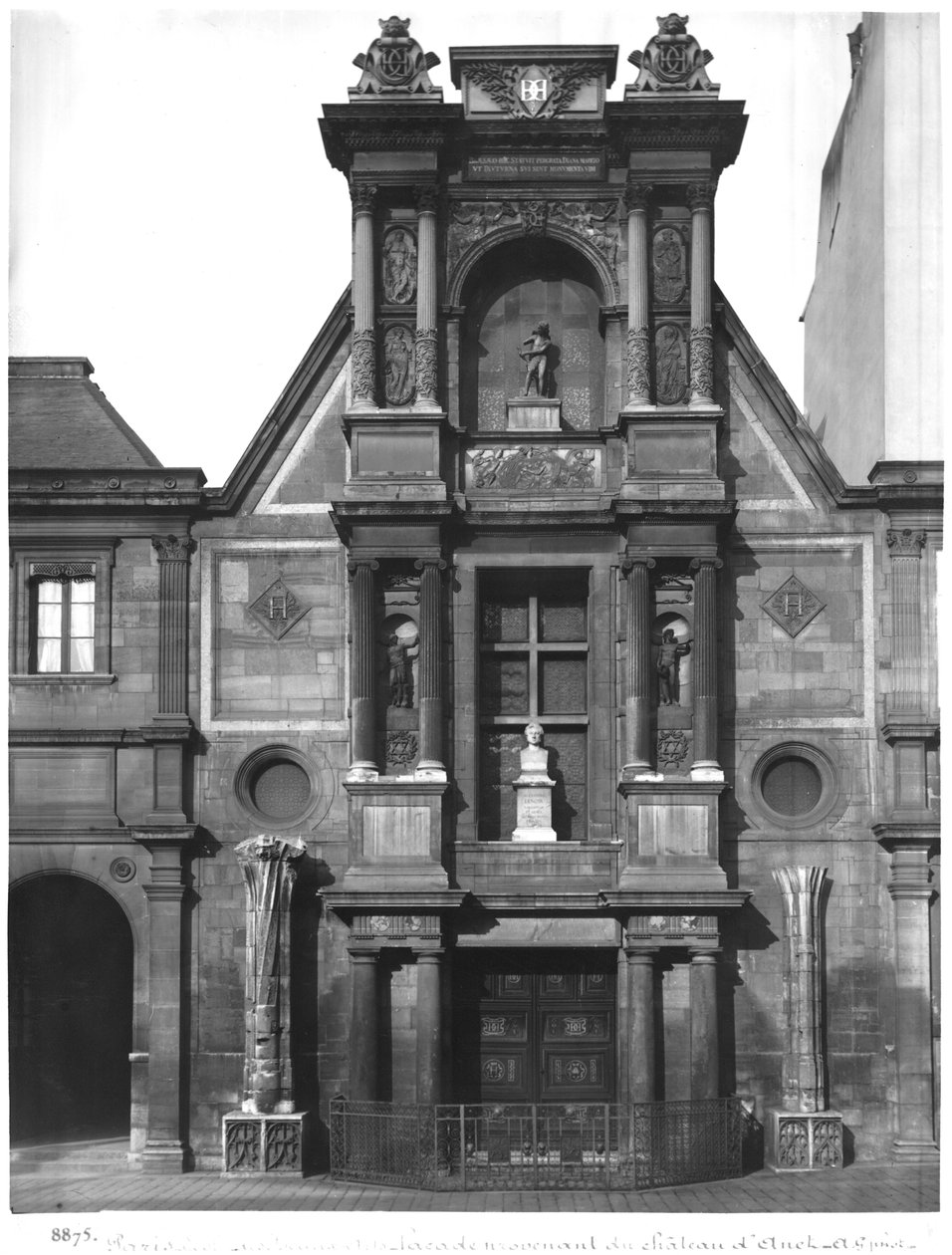 Pääjulkisivun keskiosa, Chateau of Anetista, Ecole des Beaux-Artsin pihalla, 1547-52 (katso myös 162439) tekijältä Philibert Delorme
