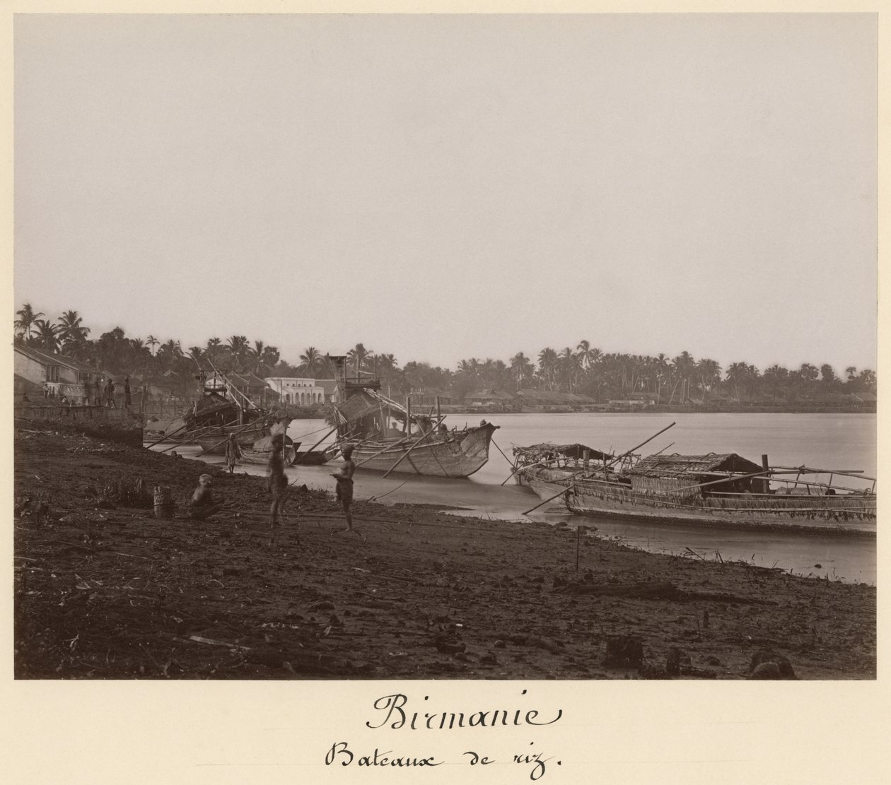 Riisiä kuljettavat veneet Thanlwin-joella, Mupunin piiri, Moulmein, Burma, 1800-luvun loppu (albumiprintti) tekijältä Philip Adolphe Klier