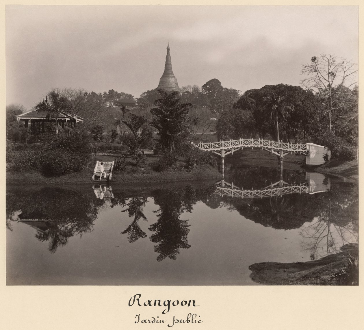 Saaripaviljonki Cantanement Gardenissa, Rangoon, Burma, 1800-luvun loppu (albumiprintti) tekijältä Philip Adolphe Klier