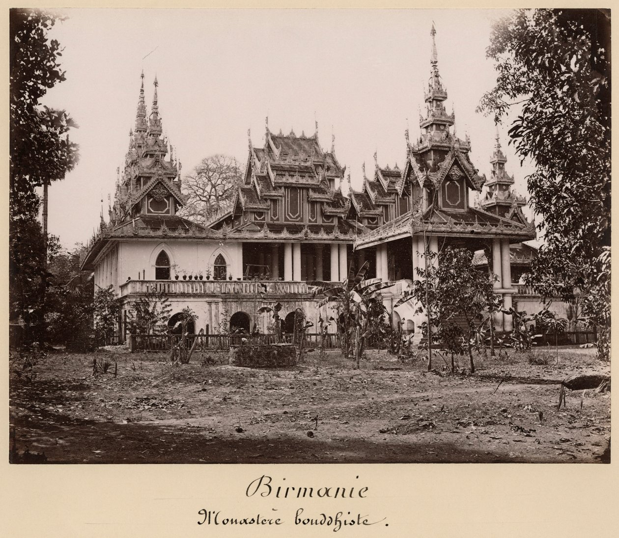 Teik Kyaungin luostari, Ka Toen saari, lähellä Moulmeinia, Burma, n. 1848 (albumiprintti) tekijältä Philip Adolphe Klier