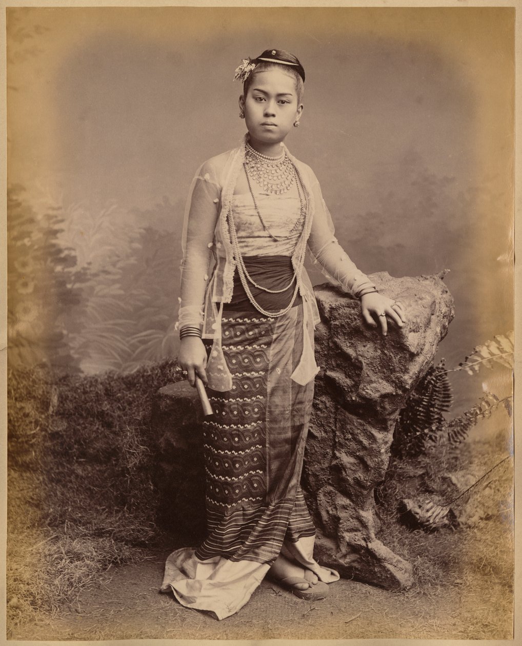 Nuori burmalaistyttö, noin 1875 (valokuvaus) tekijältä Philip Adolphe Klier