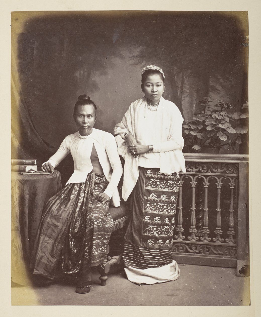 Burmalaisen miehen ja vaimon muotokuva, Valokuvaaja: Klier, Philip Adolphe Gladstone Collection tekijältä Philip Adolphe Klier