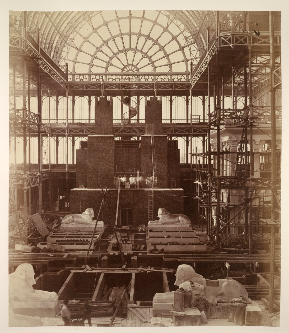 Valmistelut Abu Simbelin kolossin pystyttämiseksi, Crystal Palace, julkaisusta "Photographic Views of the Progress of the Crystal Palace, Sydenham" tekijältä Philip Henry Delamotte