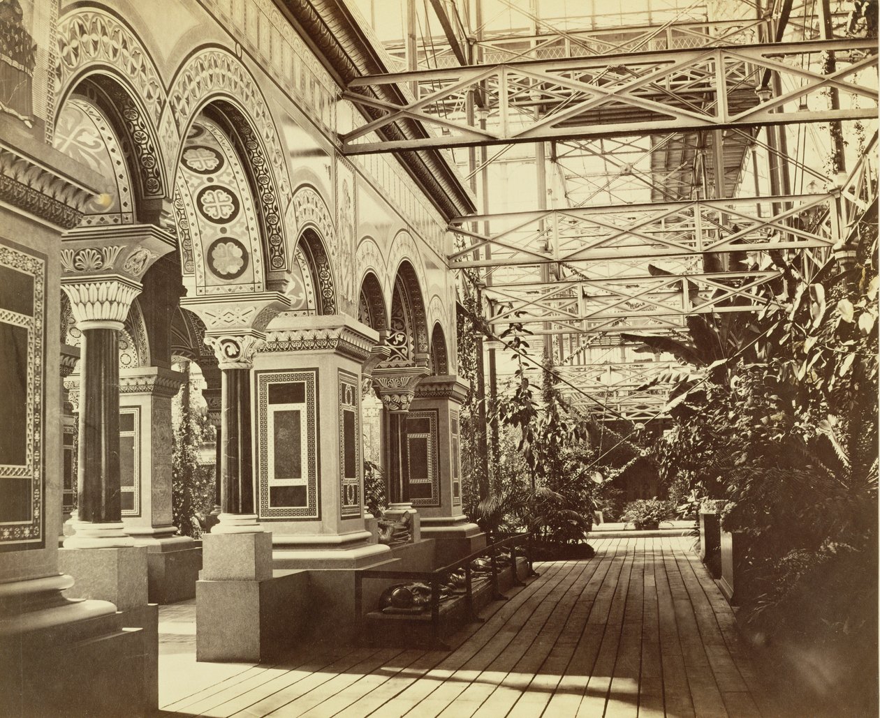 Sydenham: Crystal Palace, Bysantin Courtin sisäänkäynti, 1854 tekijältä Philip Henry Delamotte