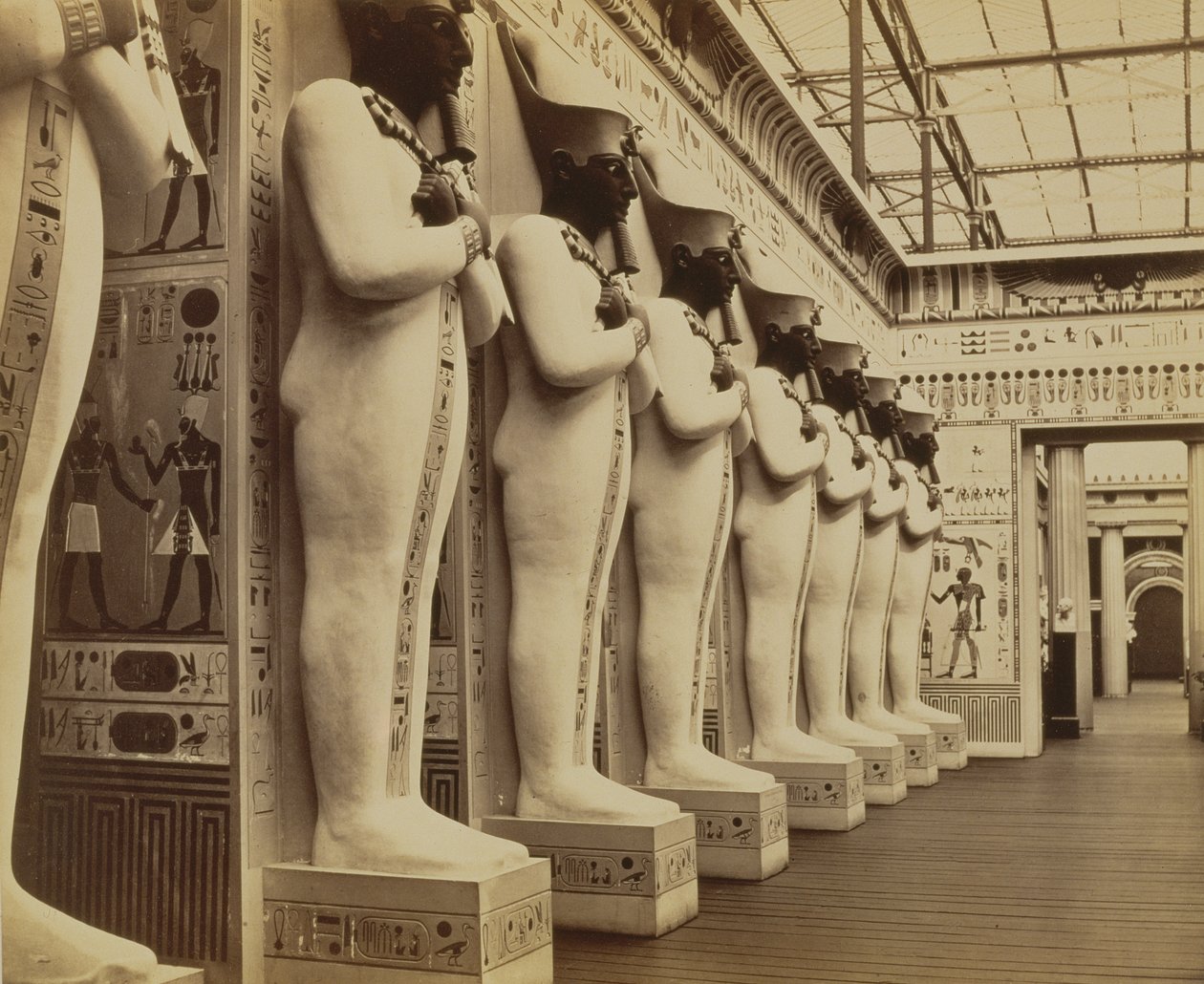 Egyptin tuomioistuin ja Colossi-salin julkisivu, Crystal Palace, Sydenham, 1854 tekijältä Philip Henry Delamotte