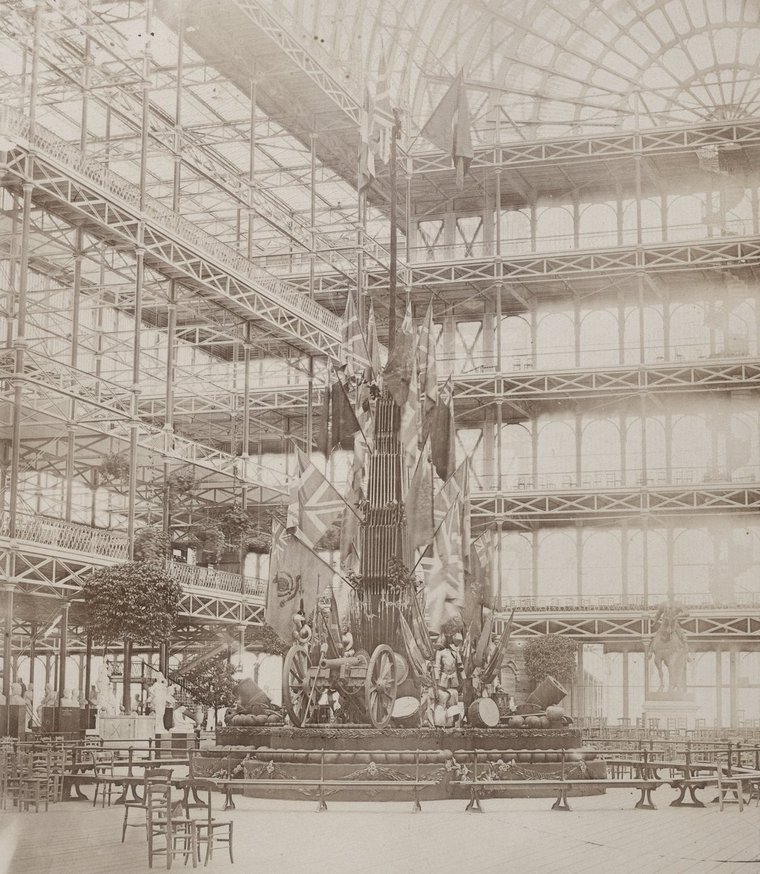 Les Guidesin vierailulla pystytetty sotilaspalkinto, painettu julkaisussa "Photographic Views of the Progress of the Crystal Palace, Sydenham" tekijältä Philip Henry Delamotte