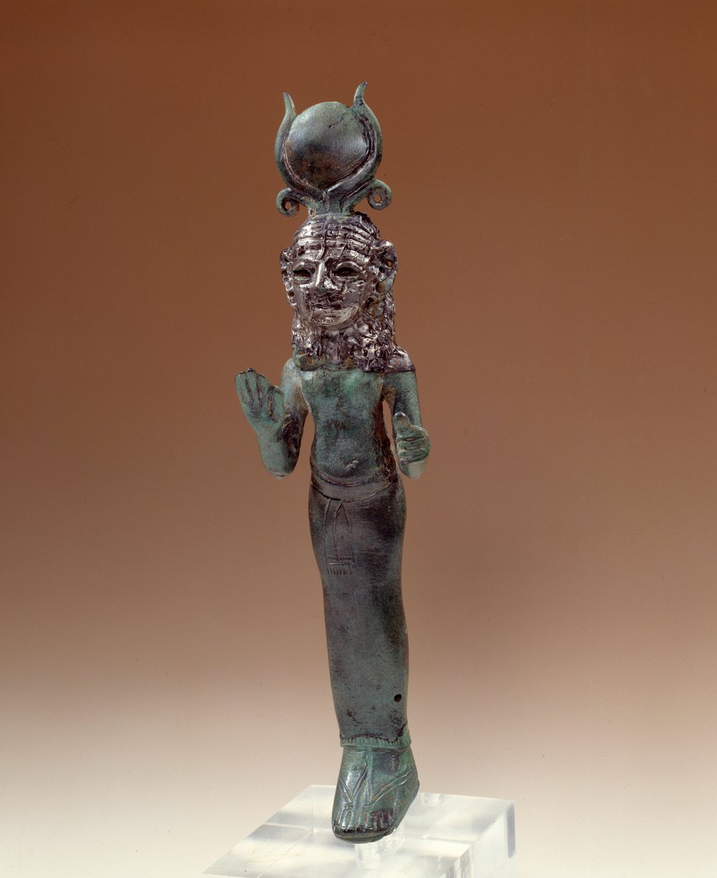 Itämaiset antiikkiesineet: Foinikialainen jumalatar. Patsas pronssia ja hopeaa. 700-600 eaa. Pariisi, Louvre-museo tekijältä Phoenician