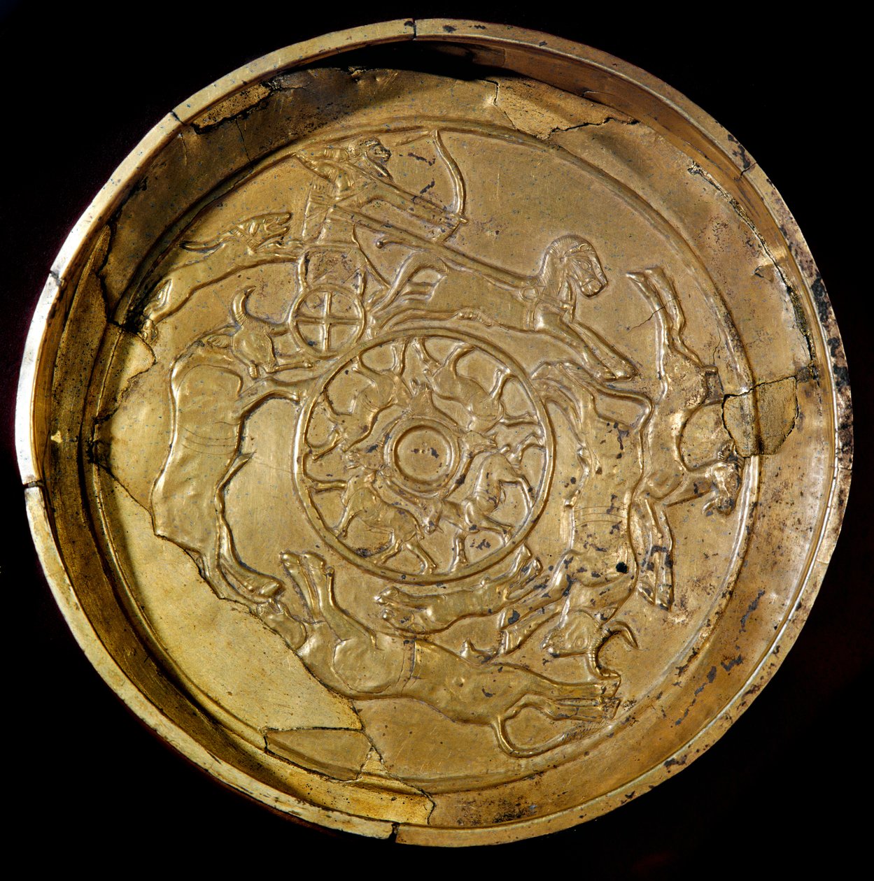 Foinikialainen taide: kultalautanen koristeltu kuninkaallinen metsästyskohtaus. Ras Shamrasta (Ugarit tai Ougarit) 1300-luvulta eKr. Halkaisija 19 cm Pariisi, Louvre-museo tekijältä Phoenician