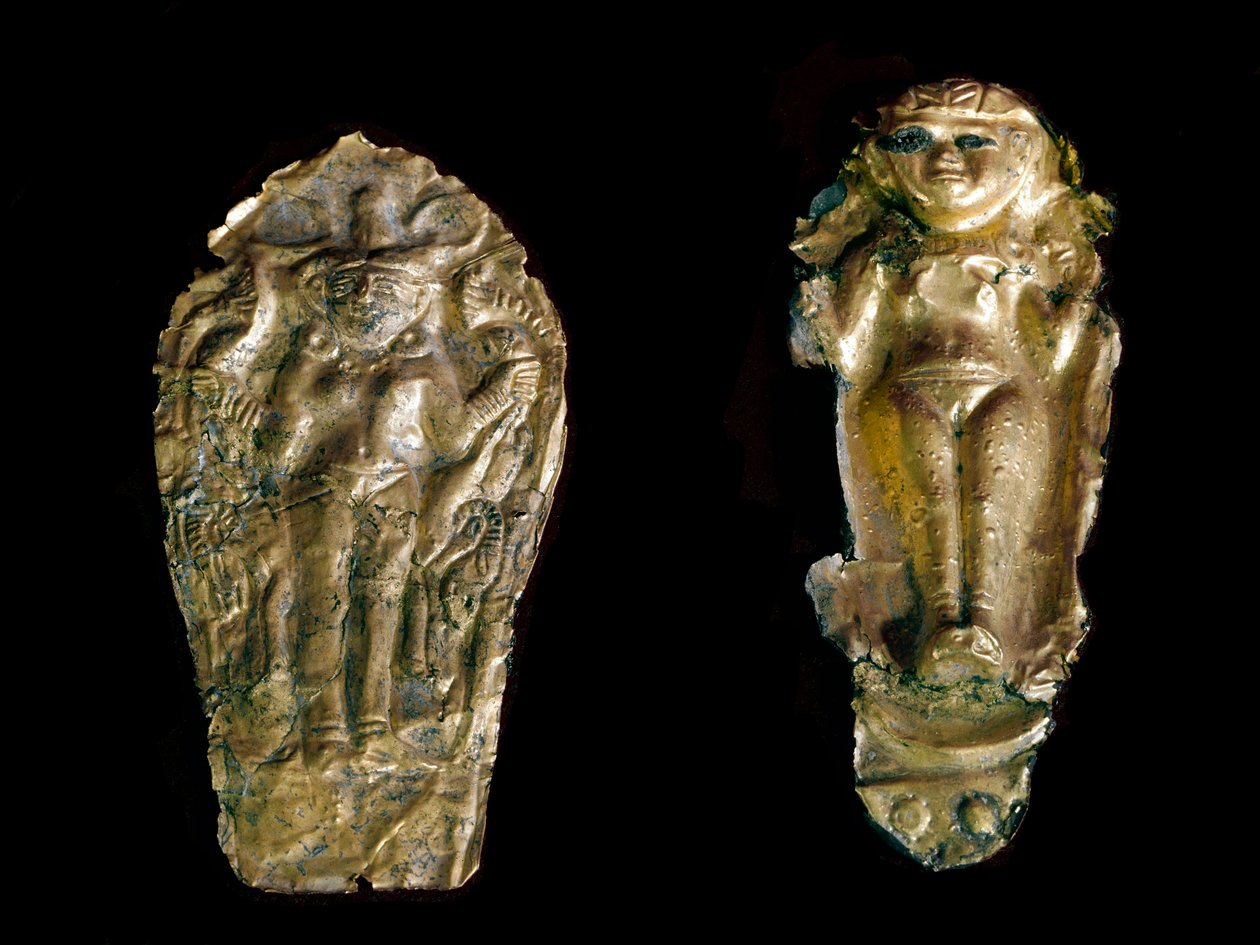 Foinikialainen taide: kaksi kultapatsasta vasaralla vasemmalla jumalatar Ishtar (Inanna tai Astarte) lautasella, oikealla hedelmällisyyden jumalatar kädet kohotettuina Tink El Beidan paikalta Syyriasta. 1400-1200 eKr. Pariisin Louvre-museo tekijältä Phoenician