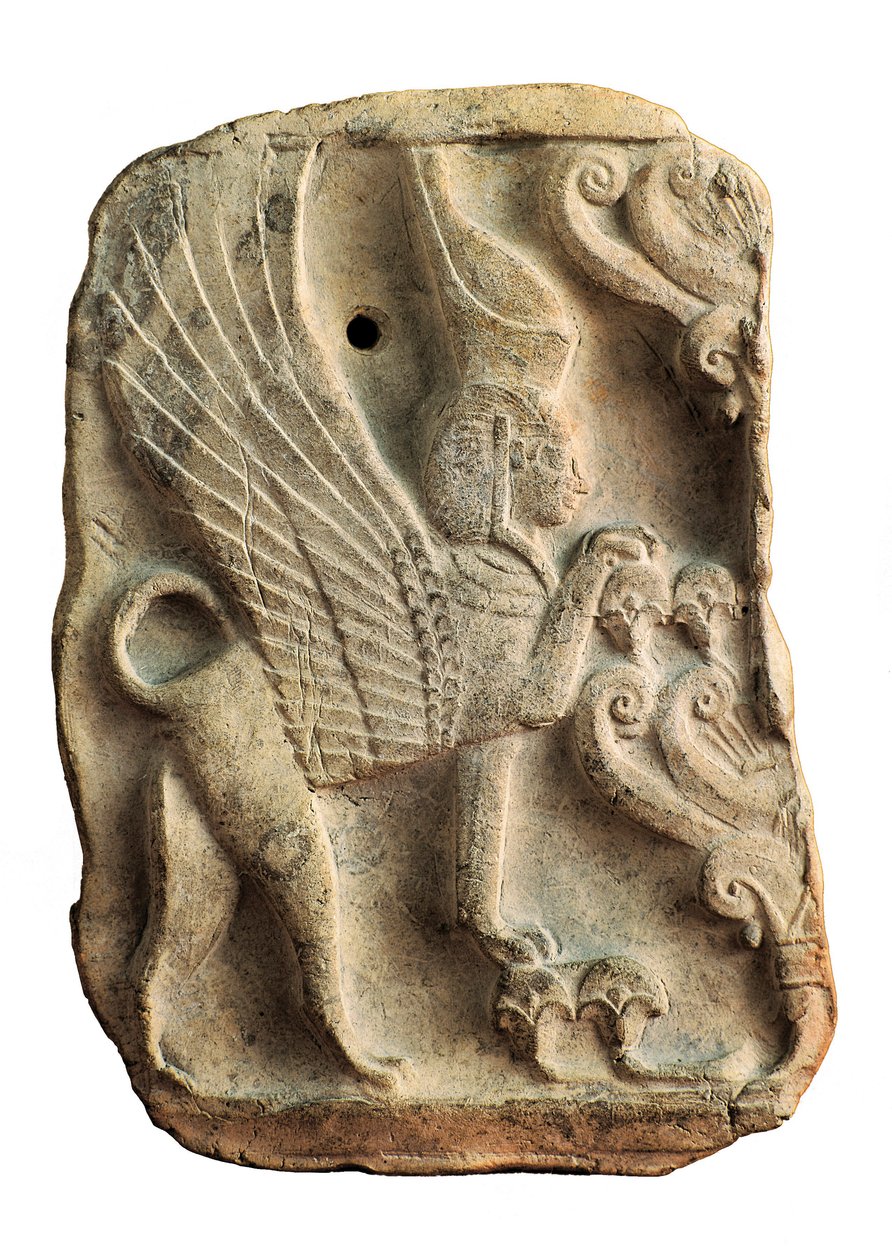 Pinax koristeltu sfinksillä kaksinkertaisella egyptiläisellä kruunulla, joka suojaa elämän puuta, Puig des Molinsin hautausmaa, Ibiza (Espanja) tekijältä Phoenician